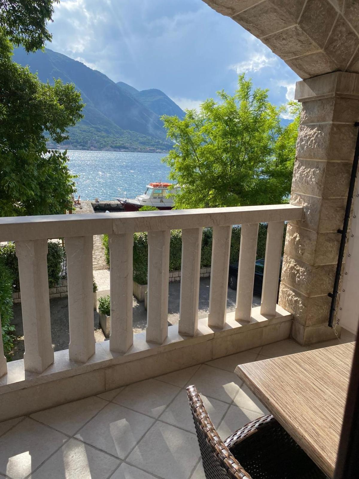 Apartments Bella Di Mare Kotor Bagian luar foto