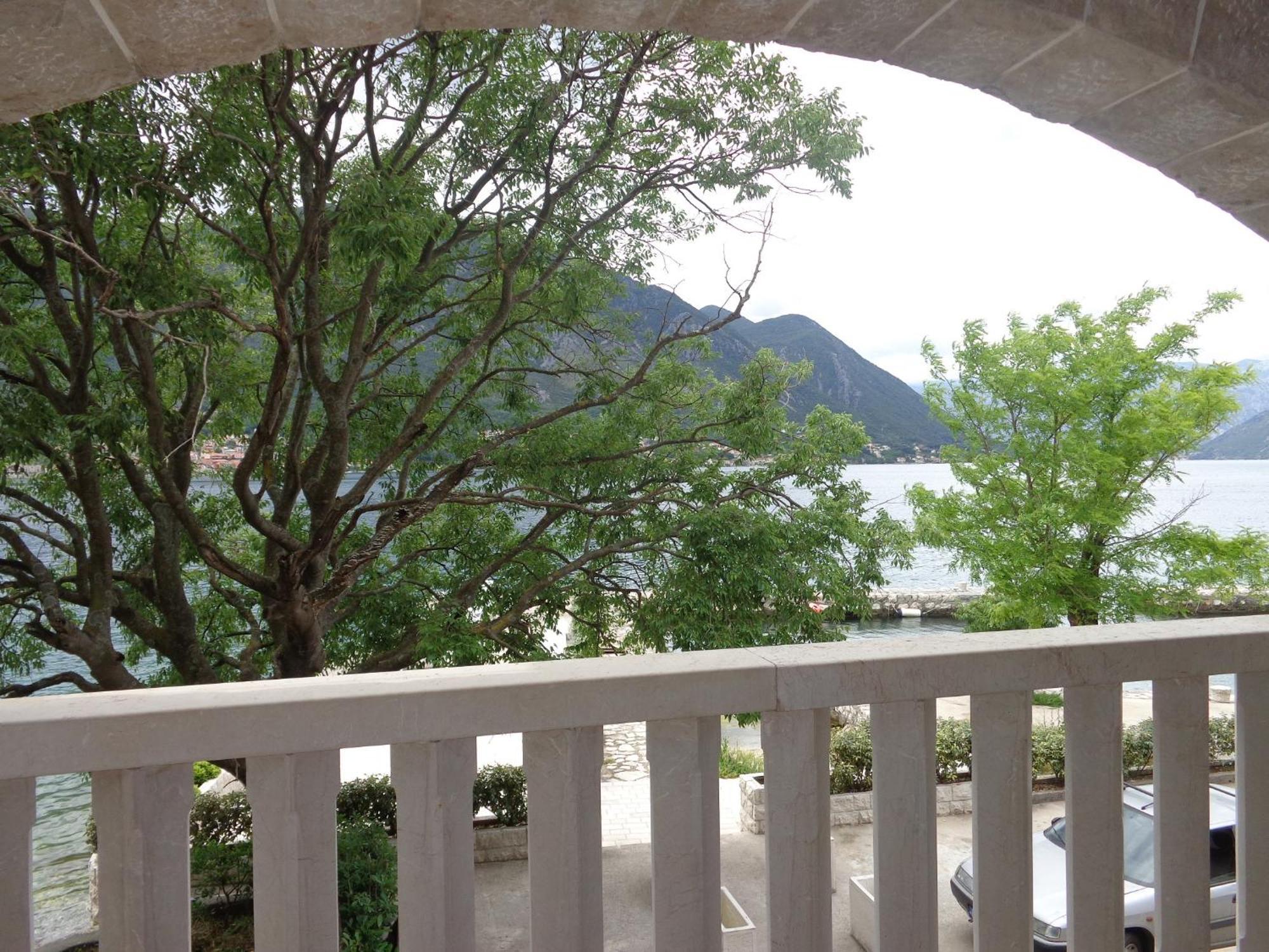Apartments Bella Di Mare Kotor Bagian luar foto