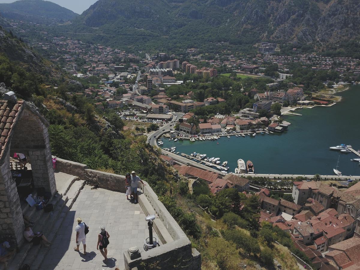 Apartments Bella Di Mare Kotor Bagian luar foto